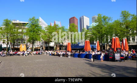 Den Haag, Niederlande - 20 April, 2019: Panorama Blick auf den zentralen Platz, mit vielen Menschen, die in den Cafes und Restaurants sitzen Stockfoto