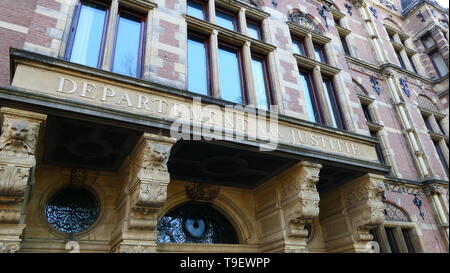 Die Zeichen vom niederländischen Ministerium für Justiz und Sicherheit in der Stadt in der Nähe von Den Haag, Niederlande Stockfoto