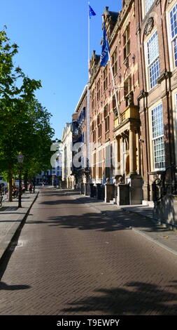 Eine schmale Straße in der Nähe von einem Kanal in die Stadt Den Haag Stockfoto