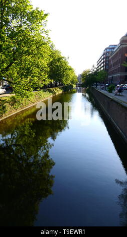 Typische und atemberaubenden Kanäle und holländische Häuser in der Stadt Den Haag, Niederlande Stockfoto