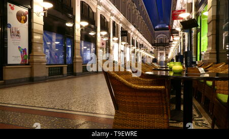 Den Haag, Niederlande - 21 April, 2019: Der Shopping Passage in der Innenstadt bei Nacht Stockfoto