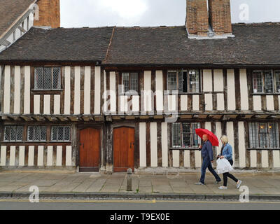 Die Besucher gehen Vergangenheit Tudor Häuser an der Guildhall in Stratford-upon-Avon. Warwickshire. Mai 2019. Stockfoto