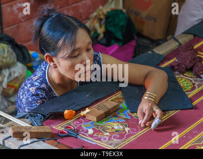 Kalaga Dekorateure arbeiten in einem Handwerk workshop Stockfoto