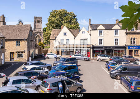 Der Marktplatz in der alten Cotswold Stadt Northleach, Gloucestershire, Großbritannien Stockfoto