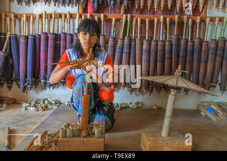 Junge Handwerker baut eine typische Sonnenschirm Regenschirm (Myanmar) Stockfoto