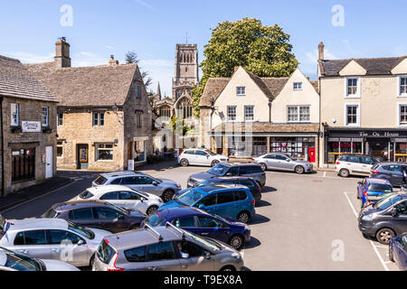 Der Marktplatz in der alten Cotswold Stadt Northleach, Gloucestershire, Großbritannien Stockfoto