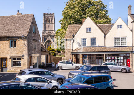 Der Marktplatz, Post & Kirche in der alten Cotswold Stadt Northleach, Gloucestershire, Großbritannien Stockfoto