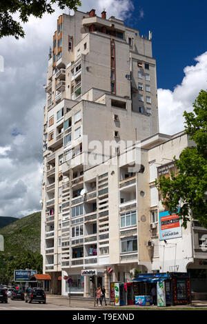 Apartment Gebäude in Mostar, in der brutalismus architektonischen Stil. Brutalismus war sehr beliebt in der östlichen Europ ab Mitte 60er bis 80er Jahre. Stockfoto