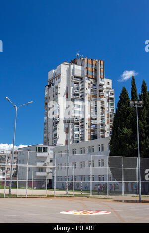 Mehrfamilienhaus in Mostar, in der brutalismus architektonischen Stil. Brutalismus war sehr beliebt in Eastern Europ aus der Mitte der 60er Jahre Die 80er Jahre. Stockfoto