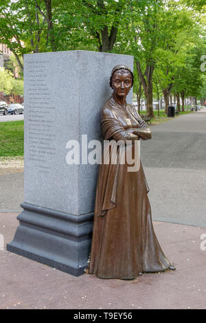 Boston, MA - 18. Mai 2015: Das in der Nähe der Bronze Statue auf der Commonwealth Avenue zeigt Abigail Adams erste Frau an Präsident John Adams und advoca Stockfoto
