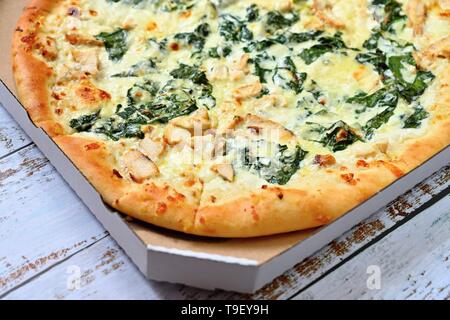 Close-up Fotos aus Essen. Köstliche frische Pizza mit Sahne und Spinat. Stockfoto