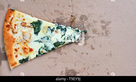 Das letzte Stück Pizza in der Box. Stockfoto