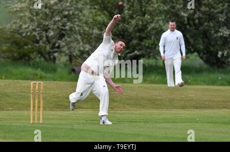 Ein Bowler in Aktion während der Derbyshire und Cheshire League Match zwischen Birch Vale und Thornsett und Hazel Grove. Stockfoto