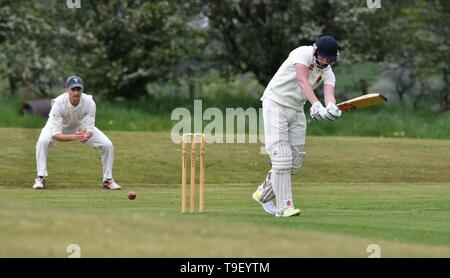 Ein batsman in Aktion während der Derbyshire und Cheshire League Match zwischen Birch Vale und Thornsett und Hazel Grove. Stockfoto