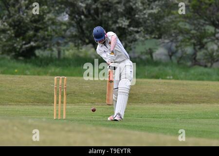 Ein batsman in Aktion während der Derbyshire und Cheshire League Match zwischen Birch Vale und Thornsett und Hazel Grove. Stockfoto