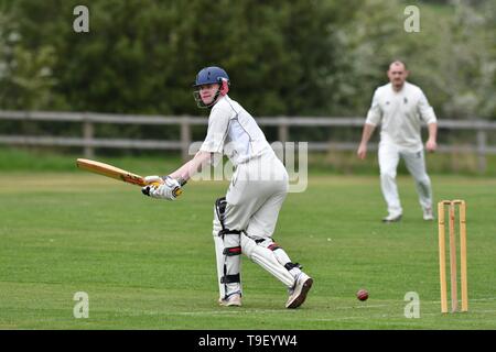 Ein batsman in Aktion während der Derbyshire und Cheshire League Match zwischen Birch Vale und Thornsett und Hazel Grove. Stockfoto