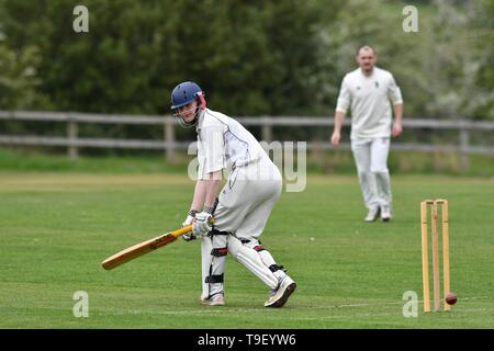 Ein batsman in Aktion während der Derbyshire und Cheshire League Match zwischen Birch Vale und Thornsett und Hazel Grove. Stockfoto