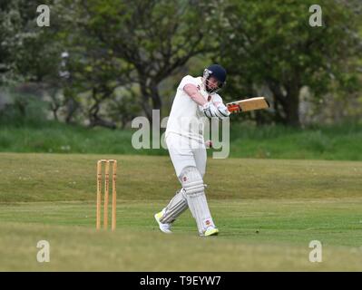 Ein batsman in Aktion während der Derbyshire und Cheshire League Match zwischen Birch Vale und Thornsett und Hazel Grove. Stockfoto