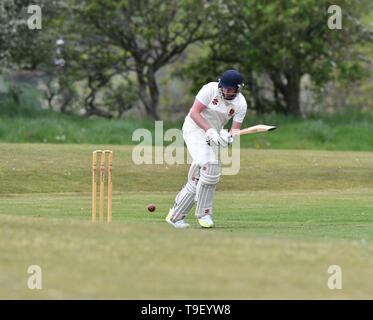 Ein batsman in Aktion während der Derbyshire und Cheshire League Match zwischen Birch Vale und Thornsett und Hazel Grove. Stockfoto