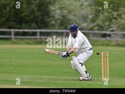 Ein batsman in Aktion während der Derbyshire und Cheshire League Match zwischen Birch Vale und Thornsett und Hazel Grove. Stockfoto