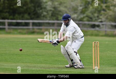 Ein batsman in Aktion während der Derbyshire und Cheshire League Match zwischen Birch Vale und Thornsett und Hazel Grove. Stockfoto