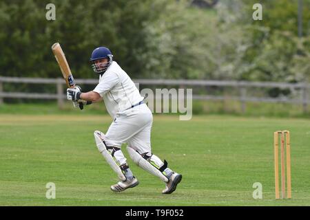 Ein batsman in Aktion während der Derbyshire und Cheshire League Match zwischen Birch Vale und Thornsett und Hazel Grove. Stockfoto