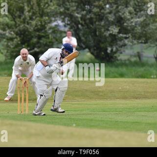 Ein batsman in Aktion während der Derbyshire und Cheshire League Match zwischen Birch Vale und Thornsett und Hazel Grove. Stockfoto