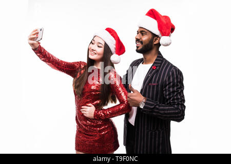 Porträt einer fröhlichen elegant gekleidete Paar stehend über weißem Hintergrund, Feiern, ein selfie Stockfoto