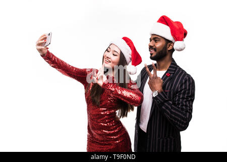 Porträt einer fröhlichen elegant gekleidete Paar stehend über weißem Hintergrund, Feiern, ein selfie Stockfoto