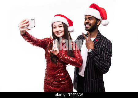 Porträt einer fröhlichen elegant gekleidete Paar stehend über weißem Hintergrund, Feiern, ein selfie Stockfoto