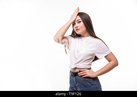 Junge asiatische Frau Brille über isolierte Hintergrund mit Hand überrascht auf dem Kopf für Fehler, denken Sie daran, Fehler. Passwort, schlechtes Gedächtnis Konzept. Stockfoto