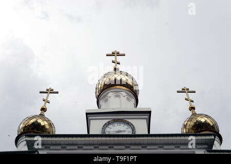 Goldenen Kuppeln der Orthodoxen Kirche gegen den Himmel an einem bewölkten Tag Stockfoto
