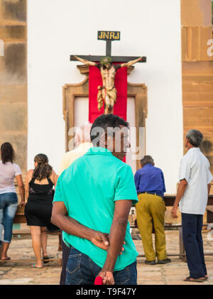 Oeiras, Brasilien - 19 April 2019: Menschen vor der Kathedrale während Karfreitag - Oeiras ist als die "Hauptstadt des Glaubens" bekannt Stockfoto