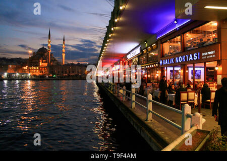 Die neue Moschee und das Goldene Horn aus der Galata Brücke in Istanbul in der Türkei gesehen Stockfoto