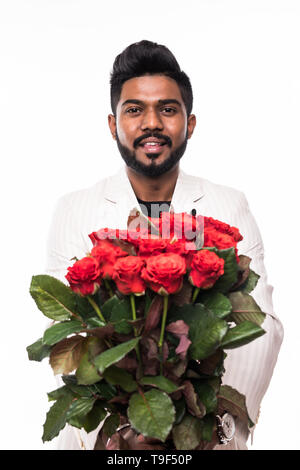 Happy Geschäftsmann holding Rosen Blumen Blumenstrauß auf weißen Hintergrund. Stockfoto