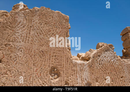 Israel, historischen Masada aka Massada. UNESCO. Die Ruinen der byzantinischen Kirche, ca. fünften und sechsten Jahrhundert. Reich verzierten Wänden dekoriert mit alten Töpferei Shard Stockfoto