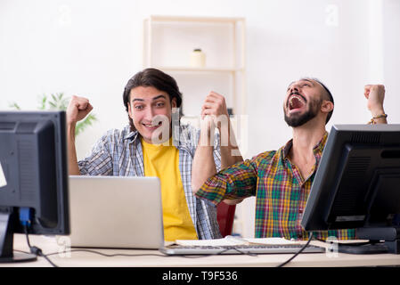 Zwei IT-Spezialisten, die im Büro Stockfoto