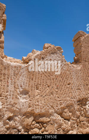 Israel, historischen Masada aka Massada. UNESCO. Die Ruinen der byzantinischen Kirche, ca. fünften und sechsten Jahrhundert. Reich verzierten Wänden dekoriert mit alten Töpferei Shard Stockfoto