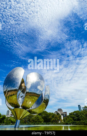 Metallic flower Skulptur 'Floralis Generica" an der Plaza De Las Naciones Unidas in Recoleta neighborhood - Buenos Aires, Argentinien Stockfoto