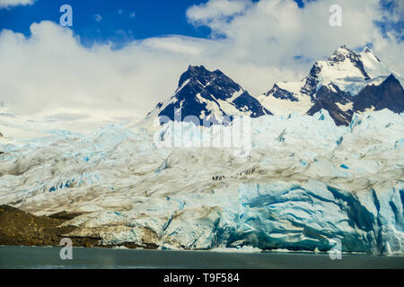 Weit weg Gruppe der Wanderer zu Fuß auf Eis an den Perito Moreno Gletscher im Los Glaciares Nationalpark im Südwesten Santa Cruz, Argentinien. Stockfoto