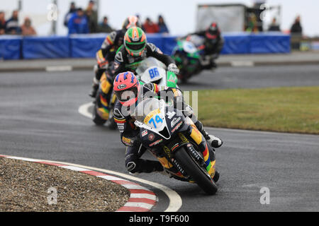 Portrush, Nordirland. 18 Mai, 2019. Portrush, Nordirland. 18 Mai, 2019. Internationale North West 200 Motorrad road racing, Samstag Racing; Davey Todd nimmt seinen Gewinn auf der MILENCO durch Padgetts Motorräder Honda während die SuperSport rennen News Credit: Aktion Plus Sport Bilder/Alamy leben Nachrichten Stockfoto