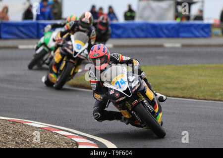 Portrush, Nordirland. 18 Mai, 2019. Portrush, Nordirland. 18 Mai, 2019. Internationale North West 200 Motorrad road racing, Samstag Racing; Davey Todd nimmt seinen Gewinn auf der MILENCO durch Padgetts Motorräder Honda während die SuperSport rennen News Credit: Aktion Plus Sport Bilder/Alamy leben Nachrichten Stockfoto