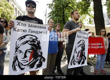 Kiew, Ukraine. 18 Mai, 2019. Ukrainische Aktivisten gesehen Plakate während der Rallye die Rallye als Teil der globalen Aktion gehalten wurde heute in 40 Städten der Ukraine und 9 Hauptstädte der Länder einschließlich Straßburg, London, Berlin, Prag, Brüssel, Warschau, Paris und in mehreren Städten von Kanada mit Nachfrage Untersuchung und Bestrafung für Veranstalter und Mörder ukrainischen Aktivist Kateryna Handziuk außerhalb der Verwaltung des Präsidenten statt. Credit: Pavlo Gontschar/SOPA Images/ZUMA Draht/Alamy leben Nachrichten Stockfoto