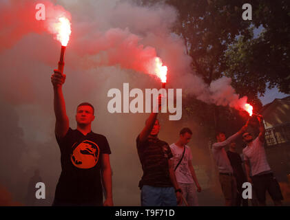 Kiew, Ukraine. 18 Mai, 2019. Ukrainische gesehen halten brennende Fackeln während der Rallye in Kiew. Die Kundgebung statt als Teil der globalen Aktion wurde heute in 40 Städten der Ukraine und 9 Hauptstädte der Länder einschließlich Straßburg, London, Berlin, Prag, Brüssel, Warschau, Paris und in mehreren Städten von Kanada mit Nachfrage Untersuchung und Bestrafung für Veranstalter und Mörder ukrainischen Aktivist Kateryna Handziuk außerhalb der Verwaltung des Präsidenten statt. Credit: Pavlo Gontschar/SOPA Images/ZUMA Draht/Alamy leben Nachrichten Stockfoto