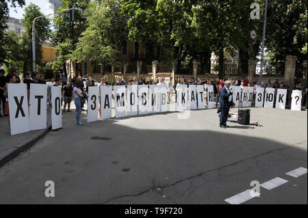 Kiew, Ukraine. 18 Mai, 2019. Ukrainische Aktivisten gesehen Plakate während der Rallye die Rallye als Teil der globalen Aktion gehalten wurde heute in 40 Städten der Ukraine und 9 Hauptstädte der Länder einschließlich Straßburg, London, Berlin, Prag, Brüssel, Warschau, Paris und in mehreren Städten von Kanada mit Nachfrage Untersuchung und Bestrafung für Veranstalter und Mörder ukrainischen Aktivist Kateryna Handziuk außerhalb der Verwaltung des Präsidenten statt. Credit: Pavlo Gontschar/SOPA Images/ZUMA Draht/Alamy leben Nachrichten Stockfoto