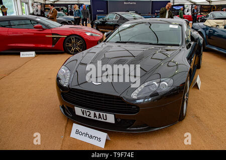 High Wycombe, Großbritannien. 18. Mai 2019. Bonhams Aston Martin Lagonda bringen und Autos und ähnliche Automobilia unter den Hammer an der Wormsley Anwesen in Buckinghamshire. Im Bild: 2013 Aston Martin V12 Vantage Coupé Credit: Peter Manning/Alamy leben Nachrichten Stockfoto