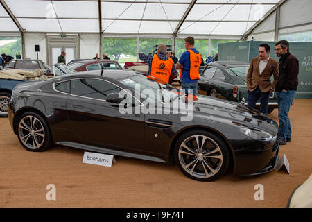 High Wycombe, Großbritannien. 18. Mai 2019. Bonhams Aston Martin Lagonda bringen und Autos und ähnliche Automobilia unter den Hammer an der Wormsley Anwesen in Buckinghamshire. Im Bild: 2013 Aston Martin V12 Vantage Coupé Credit: Peter Manning/Alamy leben Nachrichten Stockfoto