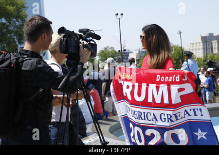Philadelphia, PA, USA - 18. Mai 2019: Donald Trump Unterstützer überzeugen und die Aufmerksamkeit der Medien vor Joe Biden die offiziellen Kick-off Kundgebung für die Präsidentschaftswahl 2020 Vereinigten Staaten in Philadelphia, Pennsylvania. Stockfoto
