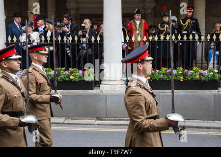 Windsor, Großbritannien. 18. Mai, 2019. Prinzessin Anne, Princess Royal, Uhren aus der Guildhall wie die Household Cavalry ihr Recht auf eine Freiheit des Eintrag März durch Windsor durch den Abschied von der Stadt, wo sie seit über 200 Jahren im Voraus ihre Verlagerung in Salisbury Plain zugrunde gelegt wurden, später in diesem Jahr. Die März umfasste bis zu 250 marschierenden Truppen, 8 Soldaten, die Band des Household Cavalry und Veteranen. Credit: Mark Kerrison/Alamy leben Nachrichten Stockfoto