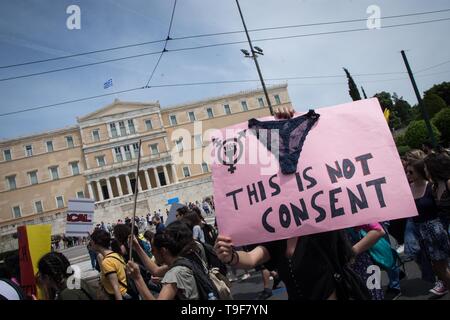 Athen, Griechenland. 18 Mai, 2019. Eine Plakette mit einer Frau unter Ware vor dem griechischen Parlament gesehen während der Demonstration. Hunderte von Aktivistinnen gegen Frauen Gewalt protestiert. Credit: Nikolas Joao Kokovlis/SOPA Images/ZUMA Draht/Alamy leben Nachrichten Stockfoto